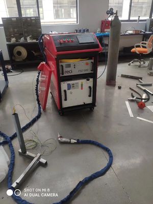 Soudeuse laser à fibre portative 1000W 1500W 2000W 3000W avec refroidissement par eau RAYCUS