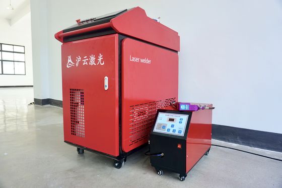 Soudeuse laser à fibre portative 1000W 1500W 2000W 3000W avec refroidissement par eau RAYCUS