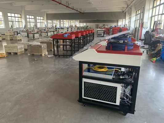 Soudeuse laser à fibre portative 1000W 1500W 2000W 3000W avec refroidissement par eau RAYCUS