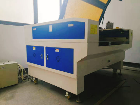 1000-26000mm/min Vitesse de coupe Machine de gravure laser CO2 avec service supérieur