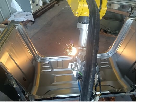 Machine de soudage robotique à laser 3D pour machine de découpe de métaux complexes intelligentes