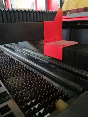 Machine de découpe laser à fibre de tôle 1000W 1500W 2000W 3000W Conception de table unique