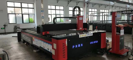 3015 Machine de découpe laser à fibres 1000W 1500W 2000W 3000W avec configuration de type gantry